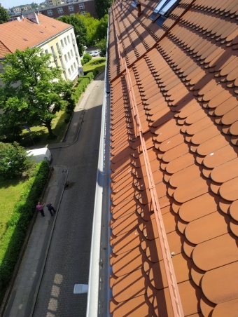 czysta-piekna-rynna-czerwony-dach-sonic-service